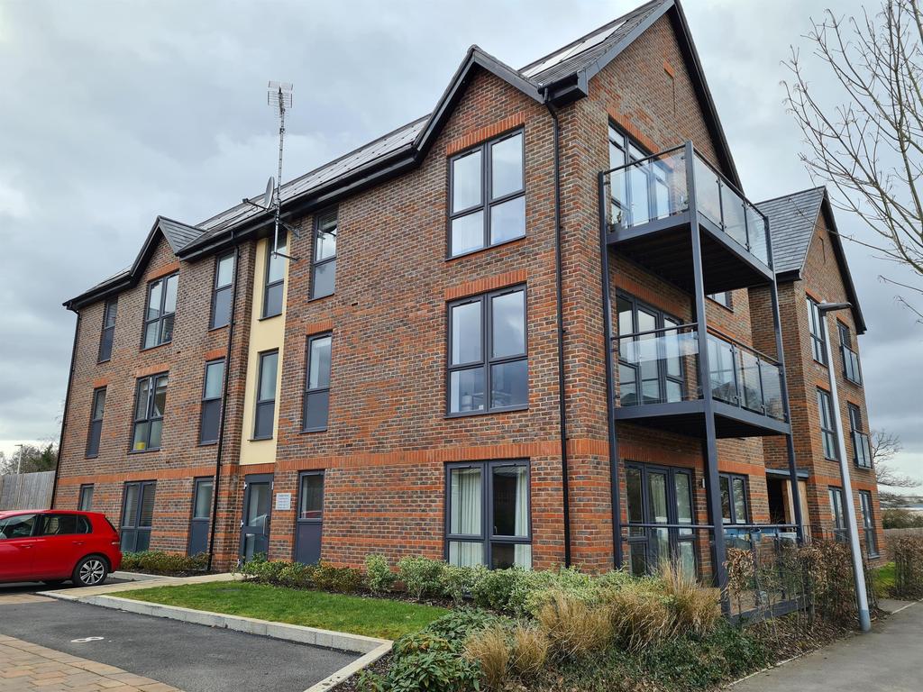 Princess Marina Drive, Arborfield Green, Reading, RG2 9GX 2 bed flat