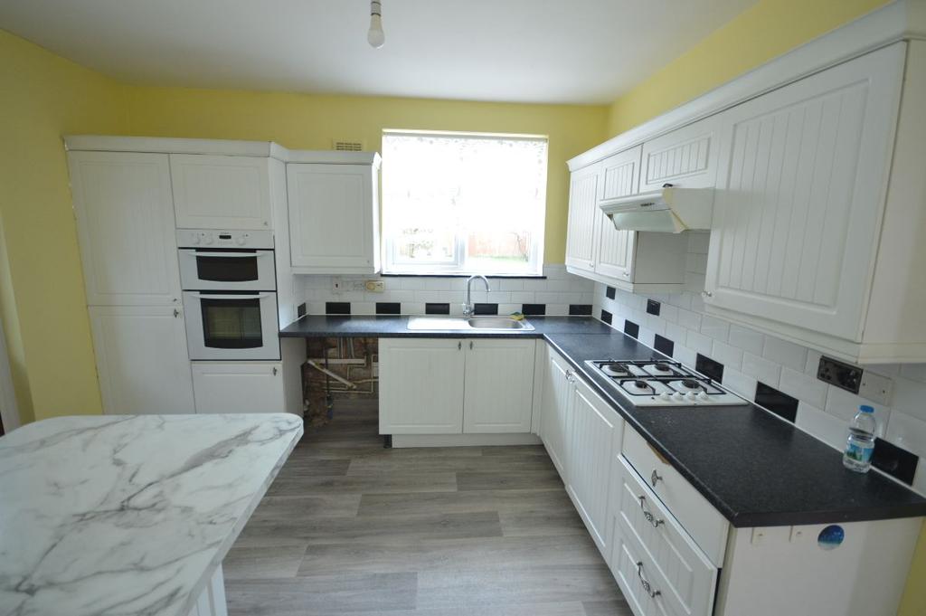 Haydon Road, Dagenham 5 bed terraced house £2,750 pcm (£635 pw)