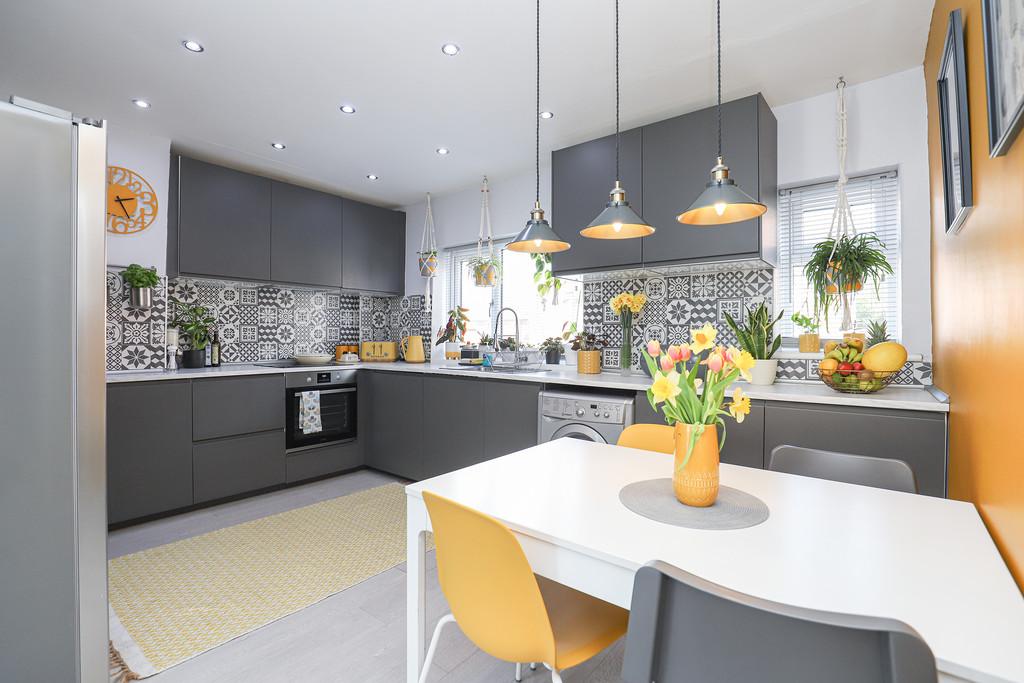 Kitchen & Dining Area