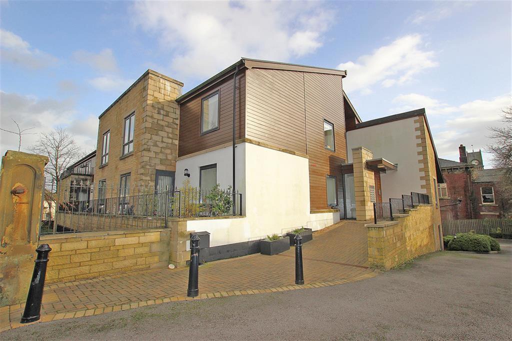Oldfield Avenue, Darwen, Lancashire, BB3 1QY 2 bed apartment £139,950