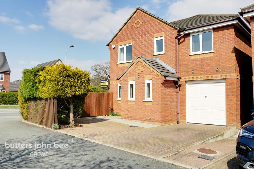Parkers Road, Crewe 4 bed detached house £250,000