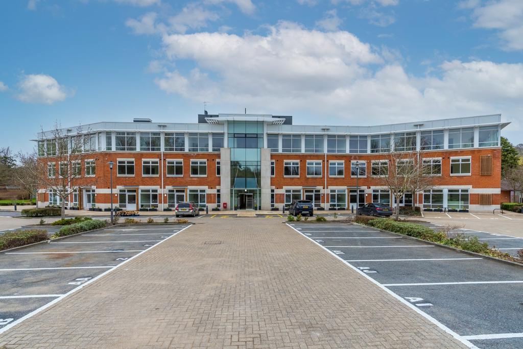 Missenden House, Chalfont Park... 1 bed flat £850 pcm (£196 pw)