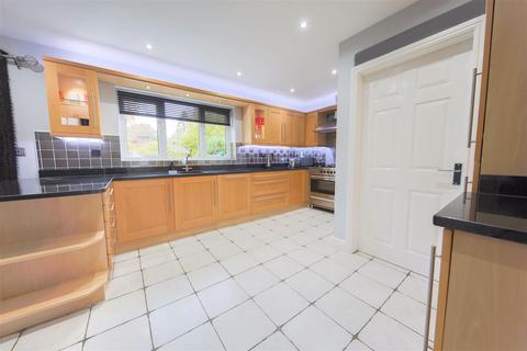 4 Castle Hey Close, Bury, BL9 8JQ