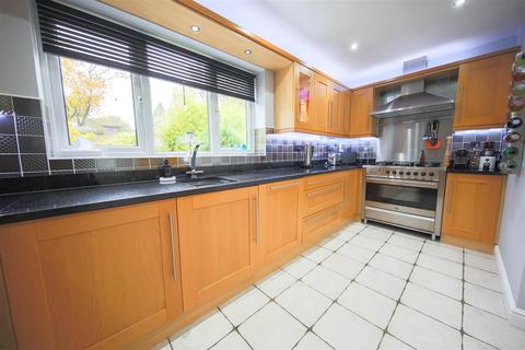 4 Castle Hey Close, Bury, BL9 8JQ