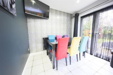 4 Castle Hey Close, Bury, BL9 8JQ