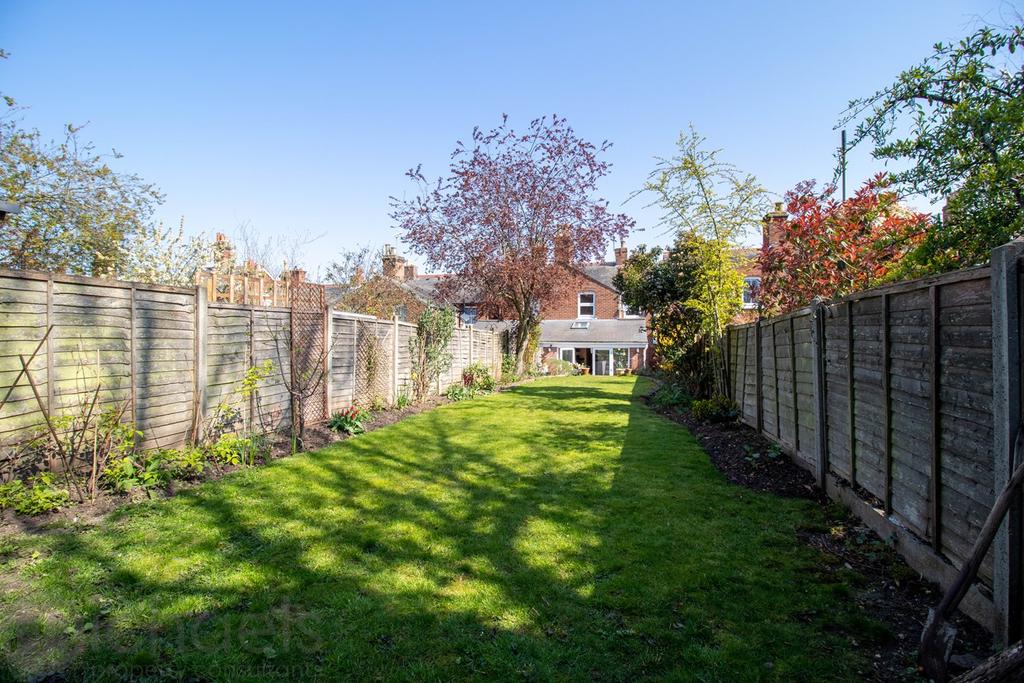 Beaconsfield Avenue, Colchester, CO3 3 bed semidetached house £450,000