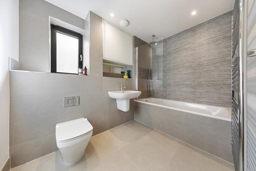 Bathroom (2).jpg