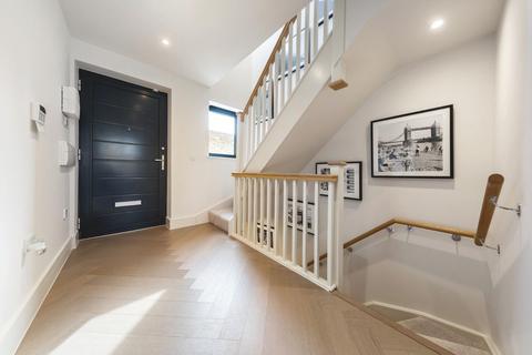 51a Brading Road, London, SW2 2AP