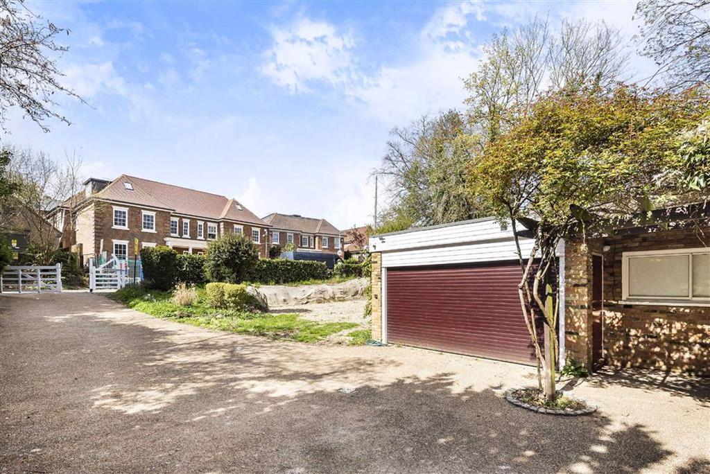 Newlands Avenue, Radlett, Hertfordshire 4 bed house £3,000,000