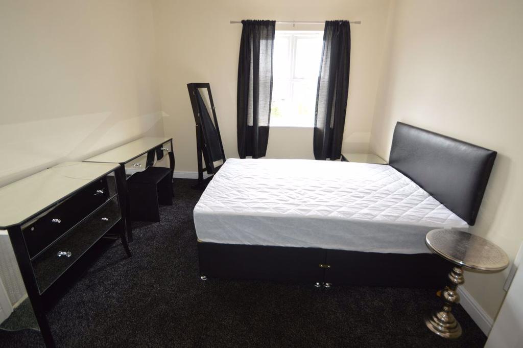 Hadfield Close, Manchester 2 bed flat £850 pcm (£196 pw)