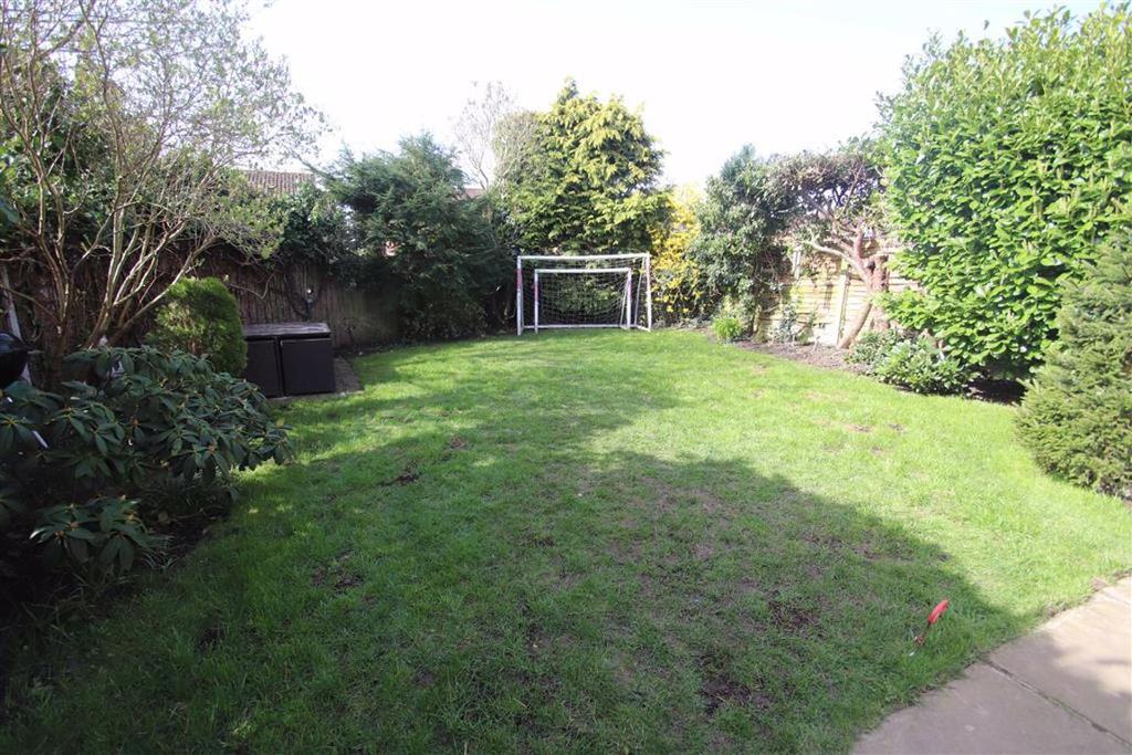 Gleneagles Close, Wilmslow 4 bed semidetached house £475,000