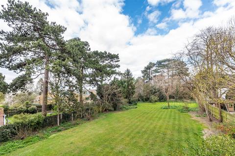 Flat 4, 29 Corkran Road, Surbiton, KT6 6PL