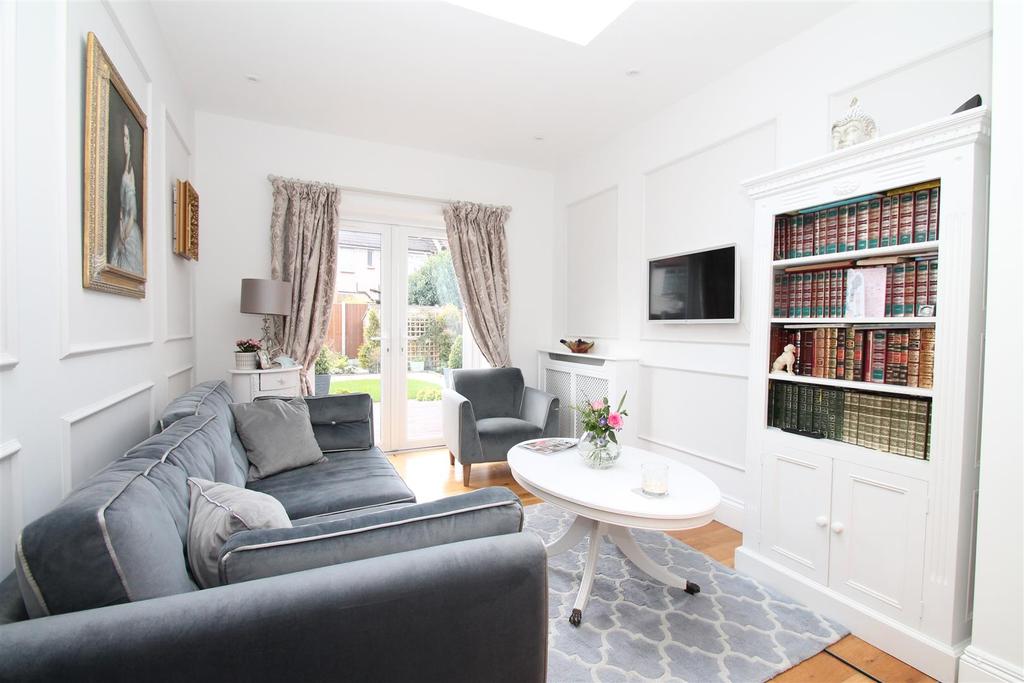 River Avenue, Palmers Green, London N13 2 bed flat £489,995