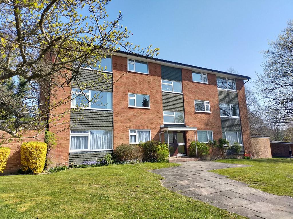 Oakfield Drive, Reigate 2 bed apartment £1,050 pcm (£242 pw)