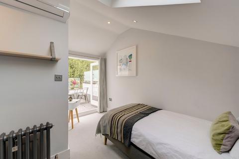 7 Codrington Mews, London, W11 2EH