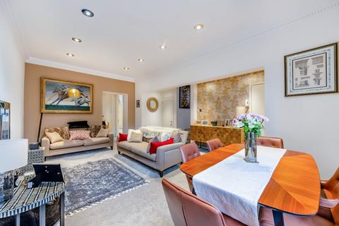 3 bedroom flat for sale, Sloane Court West, London