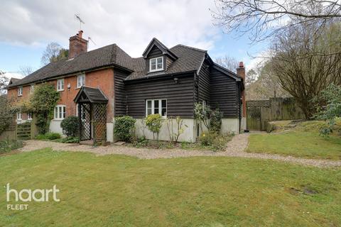 4 Beacon Hill Road, Ewshot, Farnham, GU10 5BY