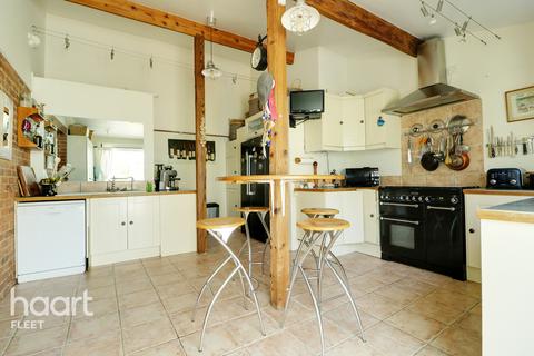 4 Beacon Hill Road, Ewshot, Farnham, GU10 5BY