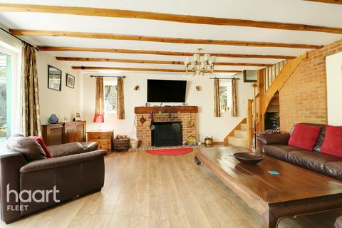 4 Beacon Hill Road, Ewshot, Farnham, GU10 5BY