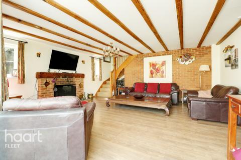 4 Beacon Hill Road, Ewshot, Farnham, GU10 5BY