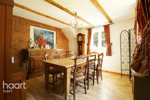 4 Beacon Hill Road, Ewshot, Farnham, GU10 5BY