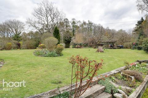 4 Beacon Hill Road, Ewshot, Farnham, GU10 5BY