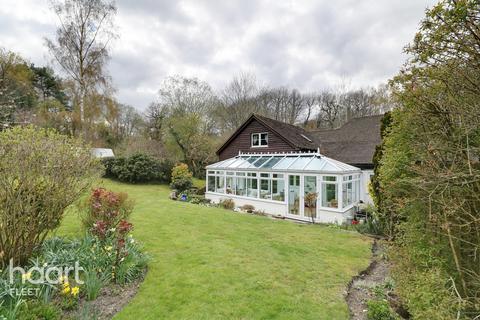 4 Beacon Hill Road, Ewshot, Farnham, GU10 5BY