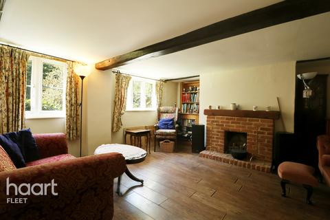 4 Beacon Hill Road, Ewshot, Farnham, GU10 5BY