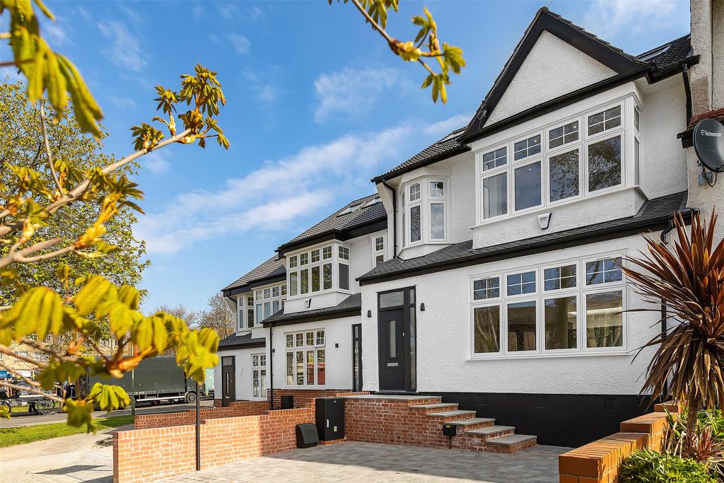 Brookside, East EN4 4 bed terraced house £795,000