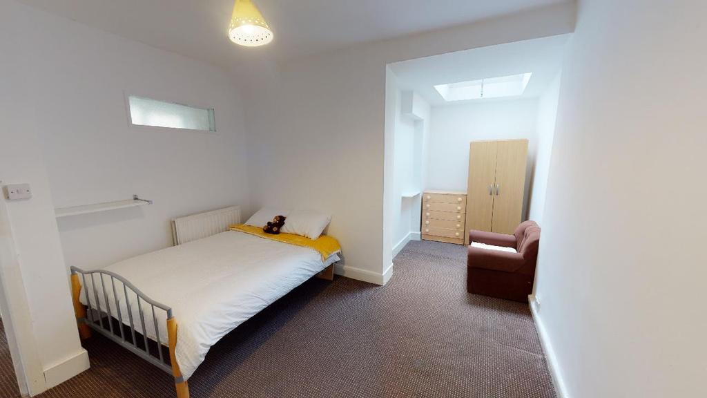 Russell Road, London N13 6 bed house share £490 pcm (£113 pw)