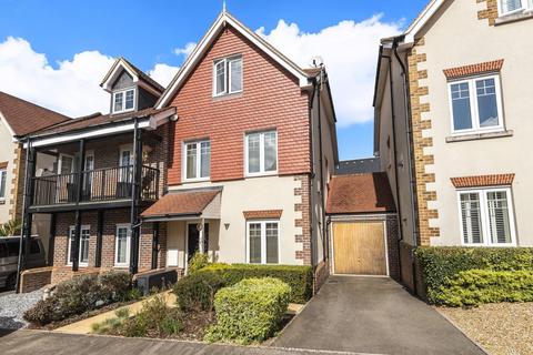 18 Halcyon Close, Oxshott, Leatherhead, KT22 0HA