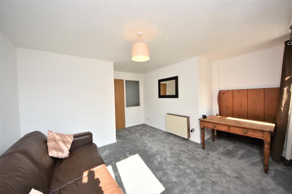 Hellyer Way, Bourne End, SL8 1 bed flat £900 pcm (£208 pw)