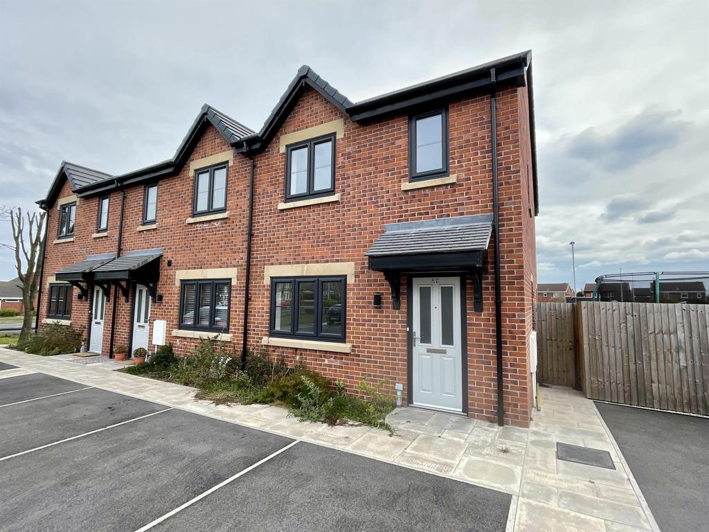 Highfield Gardens, Blackpool, FY4 5QL 3 bed semidetached house £150,000