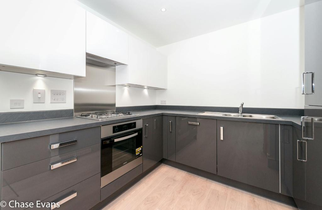 West Plaza, Town Lane, Stanwell TW19 2 bed apartment £1,235 pcm (£285 pw)