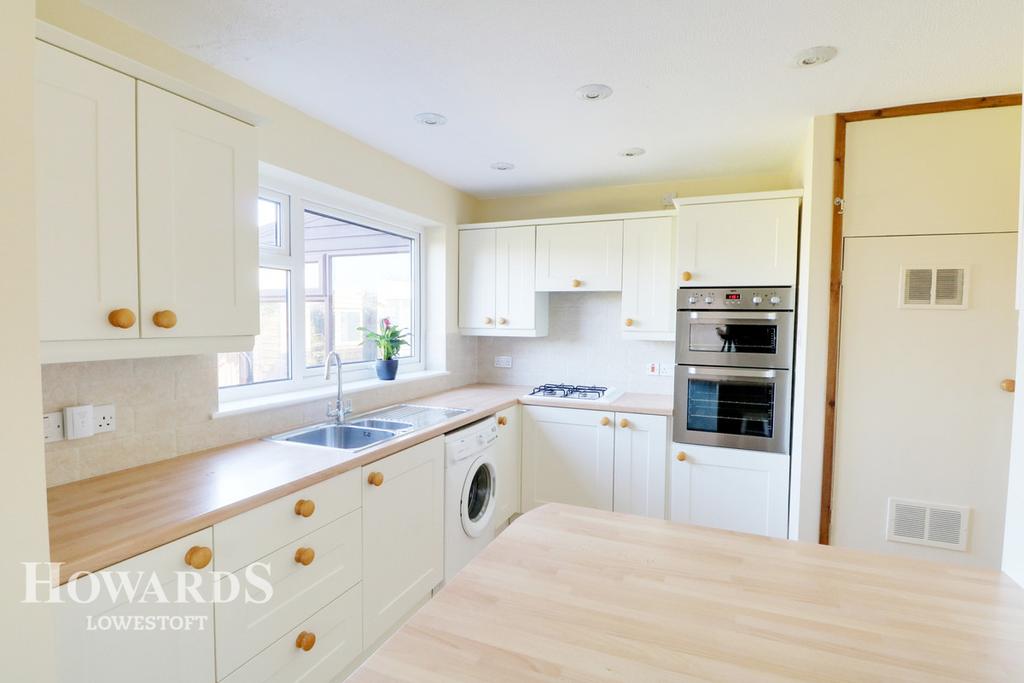 Conrad Road, Lowestoft 4 bed detached house £285,000