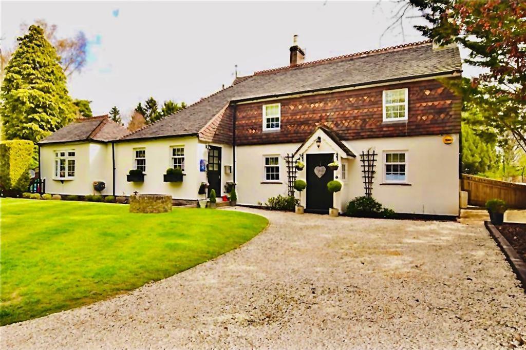 Antlands Lane, Shipley Bridge, Horley, Surrey 3 bed link detached house