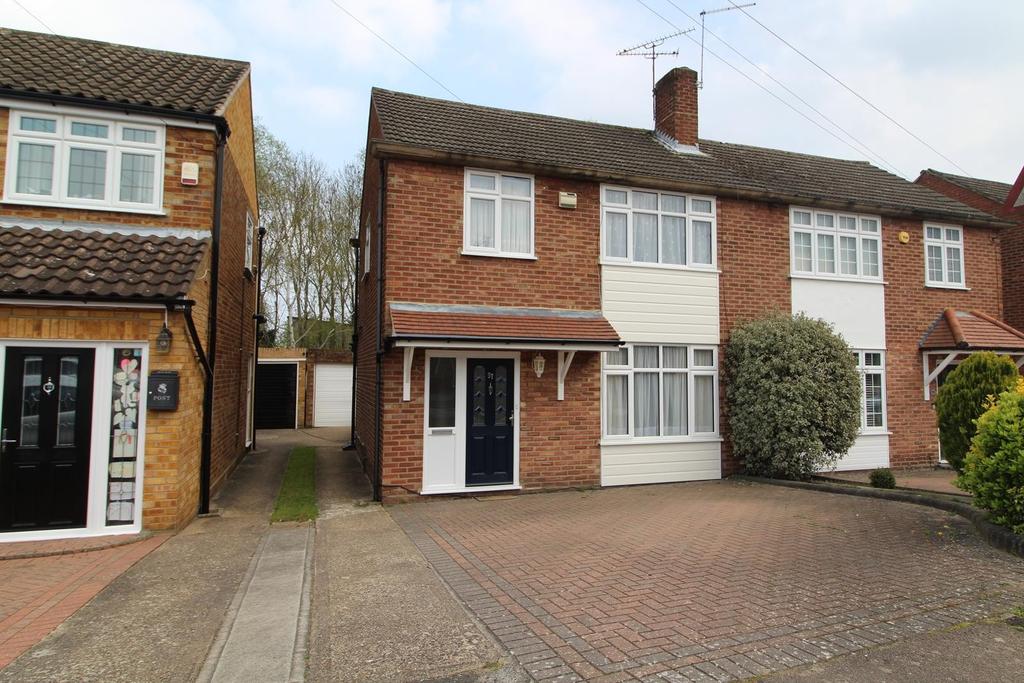Queenswood Avenue, Hutton, Brentwood, Essex, CM13 3 bed semidetached