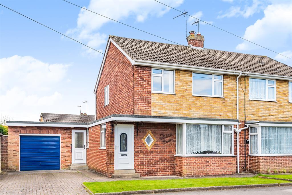 St, Leonards Road, Beverley, HU17 7HJ 3 bed semidetached house for