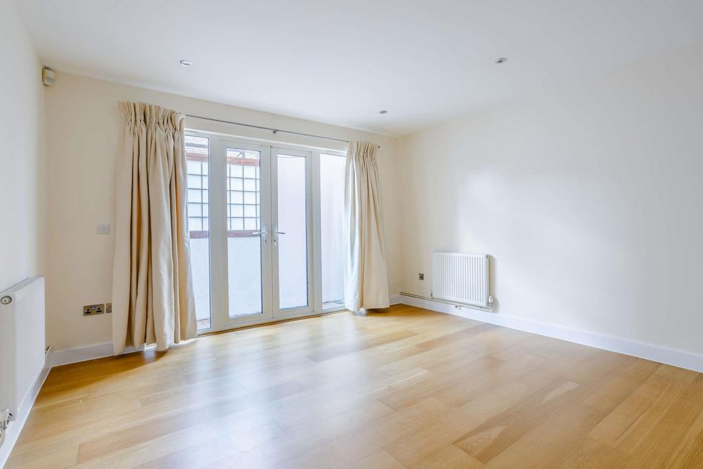 Wesley Court, Griffiths Road, Wimbledon, London, SW19 3 bed property