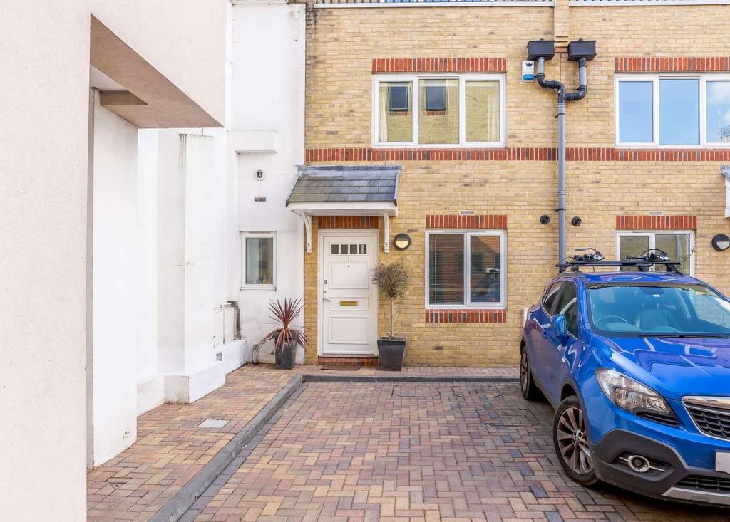 Wesley Court, Griffiths Road, Wimbledon, London, SW19 3 bed property