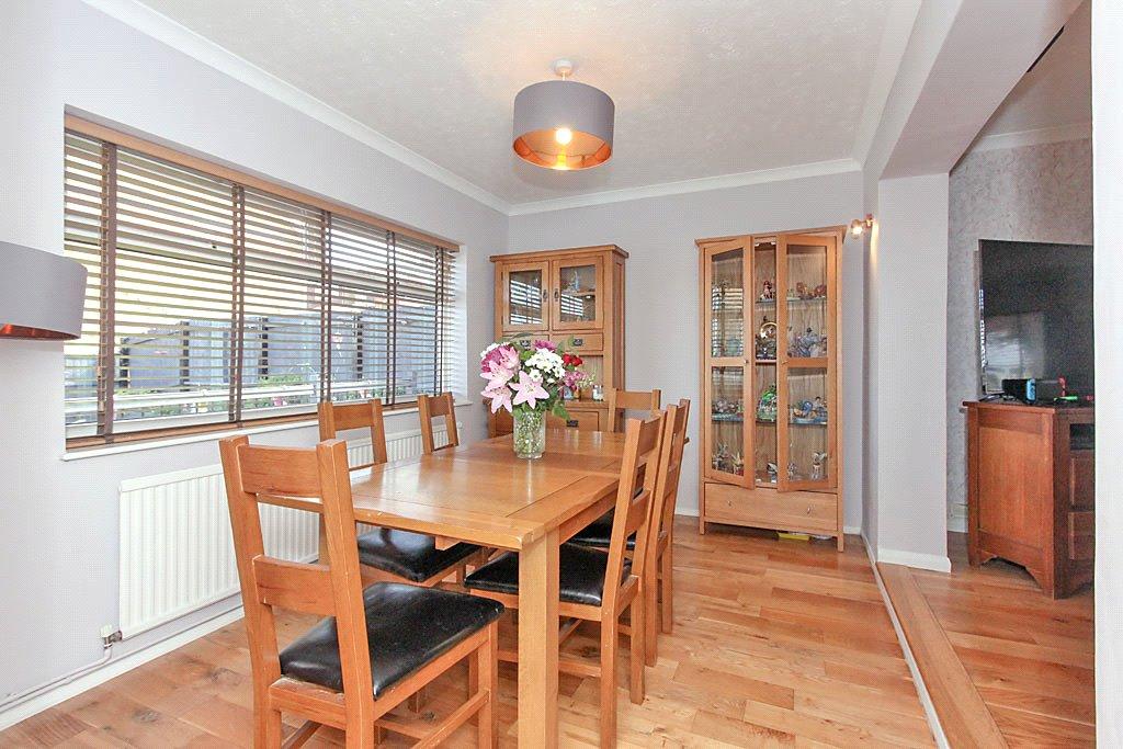 Fairleas, Sittingbourne, Kent, ME10 3 bed detached house £325,000