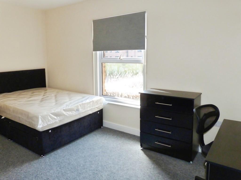Ea7eb184-Bedroom
