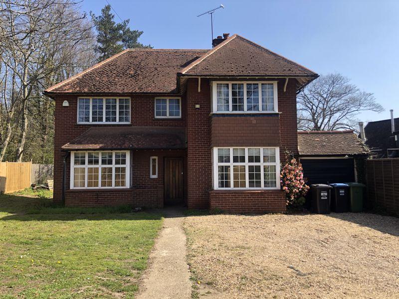High Street, Bletchingley 3 bed detached house £1,850 pcm (£427 pw)
