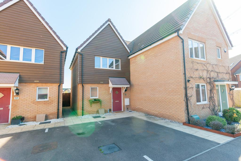 Fieldfare, Leighton Buzzard 2 bed semidetached house £260,000