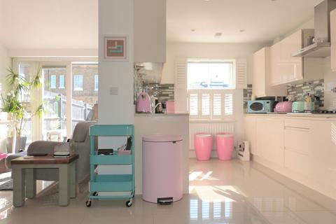 3e Government Row, Enfield, EN3 6JN