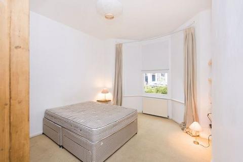 3 bedroom flat to rent, Brook Drive, London