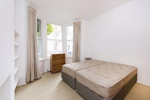 3 bedroom flat to rent, Brook Drive, London