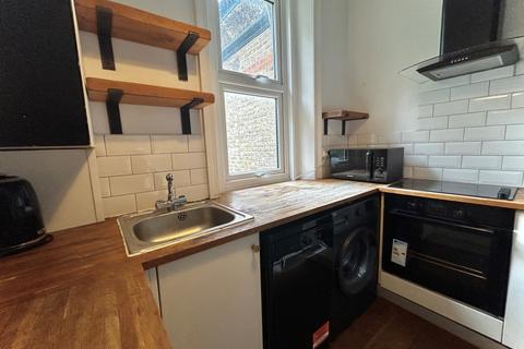 2 bedroom flat to rent, 72 Cheam Road, Sutton