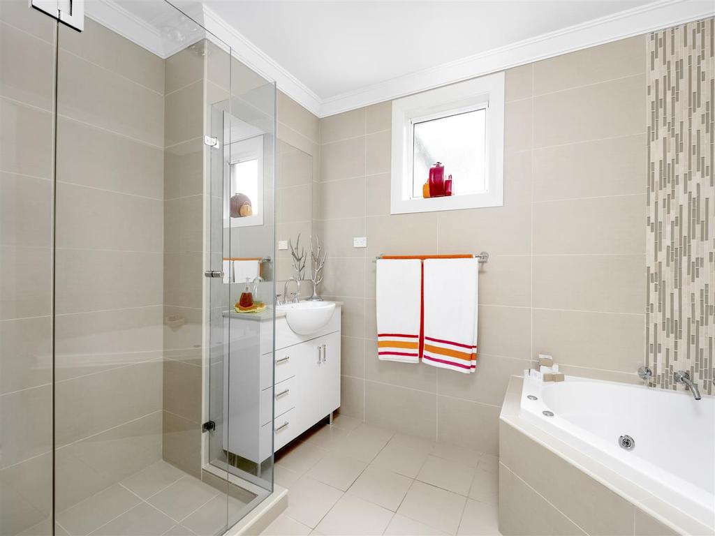 Bathroom5r.jpg
