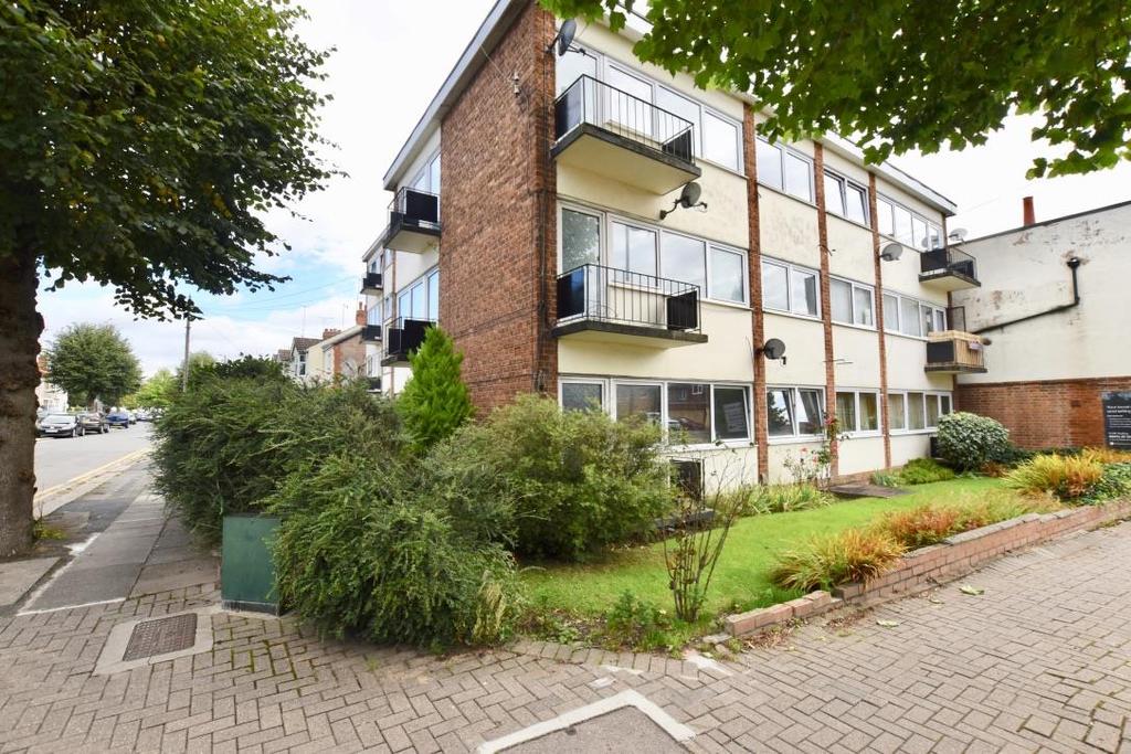 Chiltern Court, Loudon Avenue, Coventry 2 bed flat - £625 pcm (£144 pw)